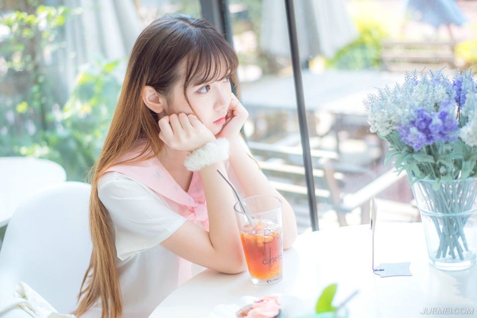 也许一个人会变成原来最讨厌的样子，只是因为要适应这个社会罢了。
